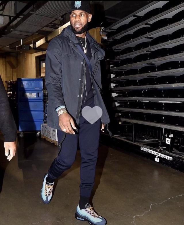 16岁的后卫萨蒙是继威尔希尔，道曼之后，第三位在...（继威尔希尔、道曼之后，年仅16岁的后卫萨蒙成为第三位在…）