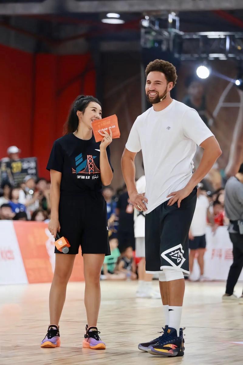 从手足无措到游刃有余，齐达内在公园学着踢毽子（齐达内在公园学踢毽子：从笨拙到娴熟）