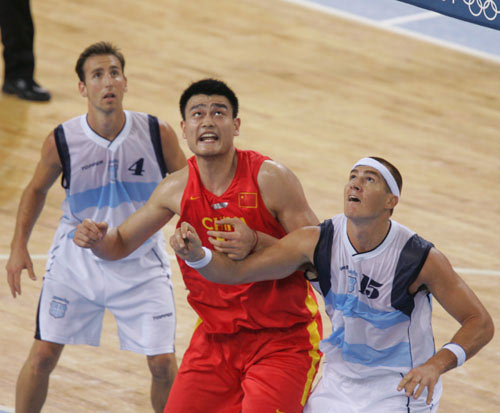 主裁：夸安萨拉拽丘库埃梅卡没判罚？这是极轻微、无效的拉拽（主裁解释未判罚夸安萨拉拽丘库埃梅卡：拉拽极轻微且无实质影响）