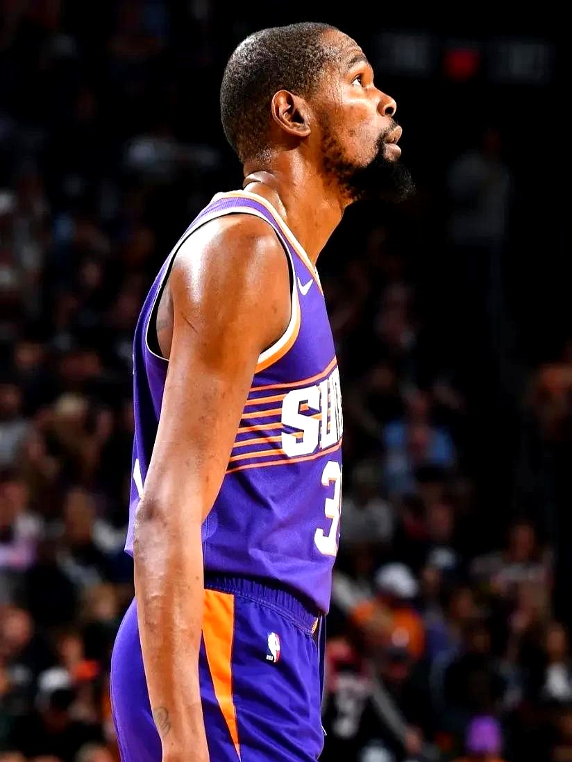 深圳男篮逆转广东王薪凯表现出色（深圳男篮完成逆转击败广东，王薪凯表现抢眼）