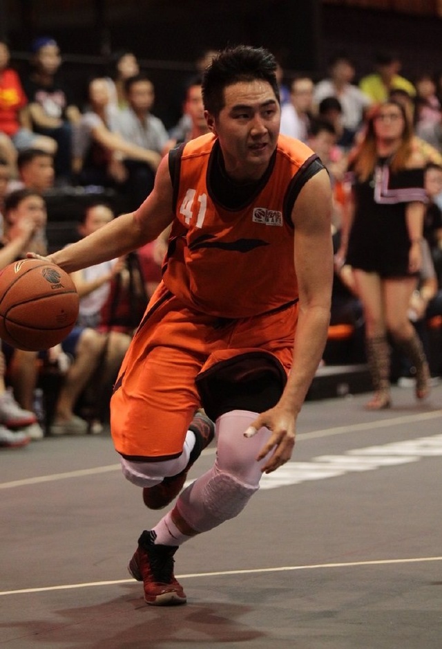 范德萨观战曼联4-1狼队，获官方俏皮回应（范德萨现身见证曼联4-1狼队，官方幽默回应）