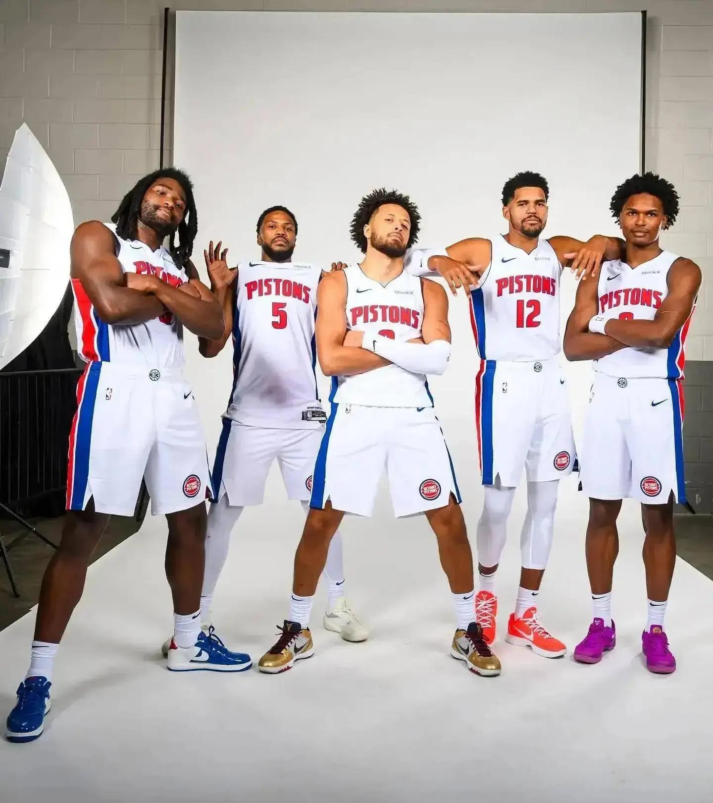 什么情况？西海岸男女足分别被处以转会禁令，但FIFA网站又说只适用于女足（西海岸转会禁令现矛盾：男女足皆被罚，FIFA官网却称仅女足适用）