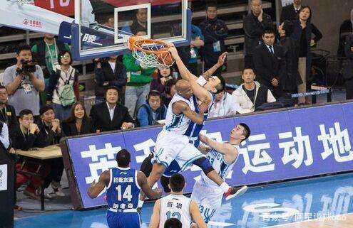 三连冠！上海海港加冕2025赛季中超冠军，摘下队史中超第四星（2025中超封王！上海海港成就三连冠，队史第四星点亮徽章）