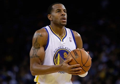 约罗：姆伯莫也会说法语，现在我们的团队就像一个大家庭（约罗：姆伯莫会讲法语，如今球队亲如一家）